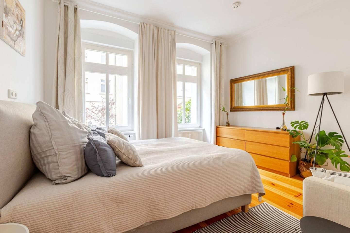 Appartement In Einem Ruhigen Garten, In Der Mitte *